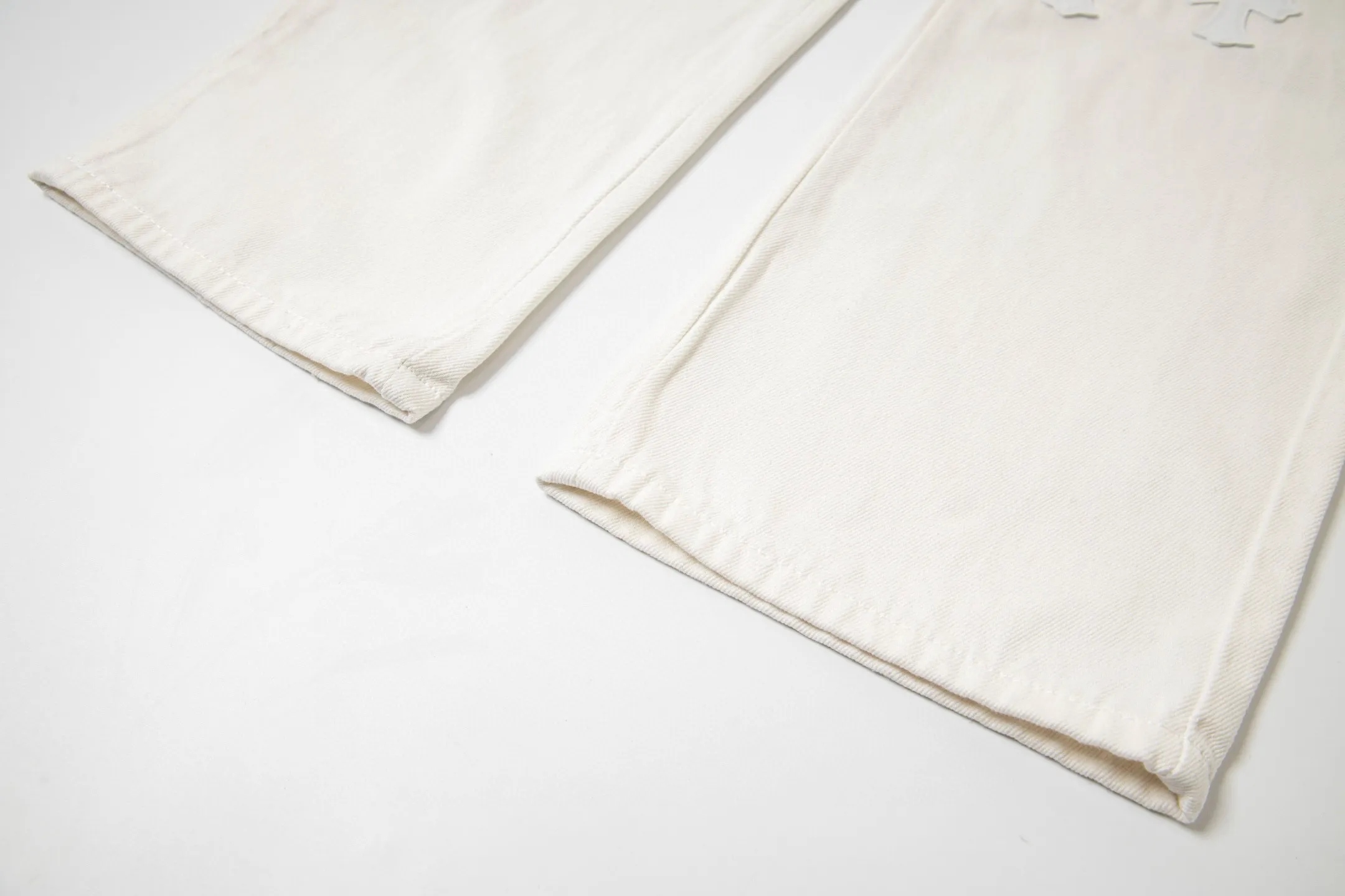 P280 💰 (Top version) Chrome Hearts White Bull King Metal Cross White Leather Heavy Industry Jeans Chrome Hearts is a brand that has always been famous for its high-end and design. The quality of these pants is unparalleled, and a pair is often hard to find at counters. It uses top-notch heavy-duty washing technology, the calf leather laser-cut cross is particularly exquisite, and the aged silver hardware adds a sense of retro and luxury. White denim fabric, paired with a cross leather design, is fashionable and individual. The straight version is also particularly slim. The style is the same for men and women, so whoever wears it will look better! The matching suggestions are as follows: Cool street style: Pair the upper body with a black short crop top, a black leather jacket, and black Martin boots. Wear a silver necklace and ring from Crowe and walk on the street to feel cool. Casual fashion style: wear a simple white cotton T-shirt inside, a loose denim jacket outside, and white sneakers. Overall casual and comfortable, suitable for daily travel and shopping. High-end outfit: Pair it with a black silk-textured shirt, tuck it into pants, and put on a pair of black leather shoes. Wear a black suit jacket to instantly enhance your temperament, and you can attend some formal occasions without any pressure. Color: White Ox King Size: 28-30-32-34 (corresponds to S-M-L-XL)
